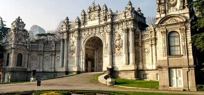 Istanbul dolmabahce palace entrance